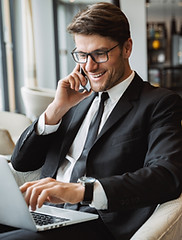 Person, die ein Telefongespräch führt