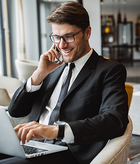 Person, die ein Telefongespräch führt