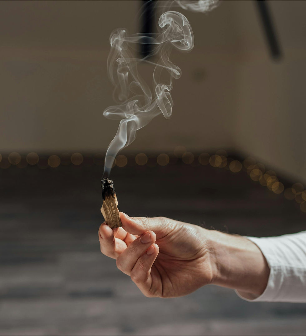 手拿著燃燒的污漬