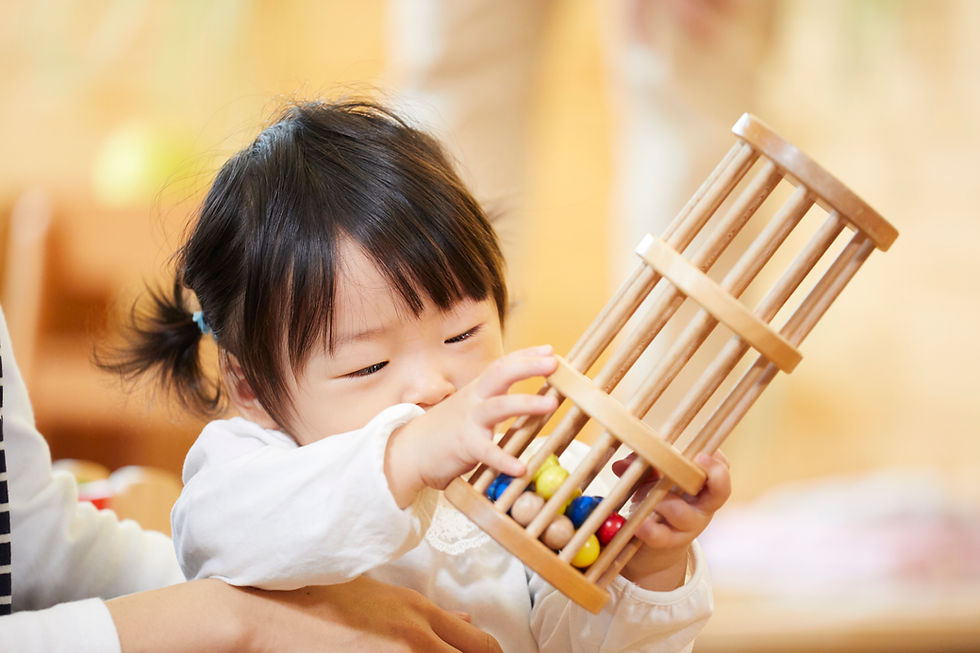 保育園で遊ぶ女児