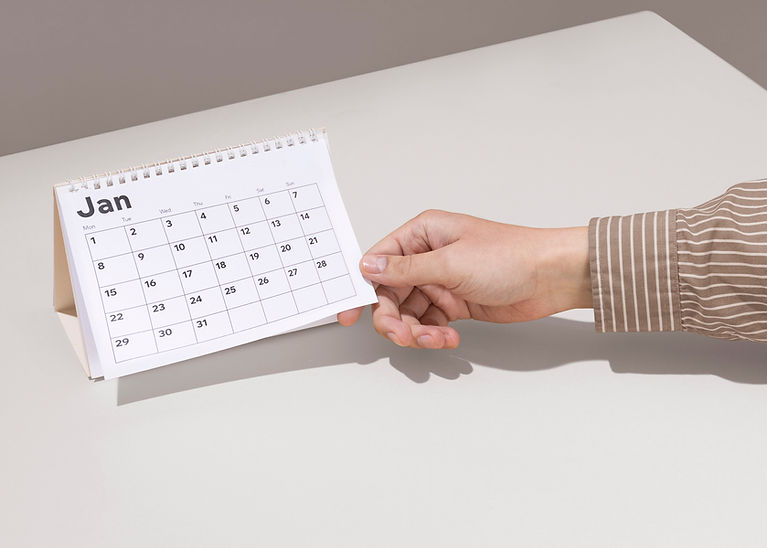 Hand hält Kalender