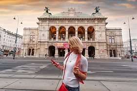 Mujer joven frente a la Ópera Estatal de Viena, Austria