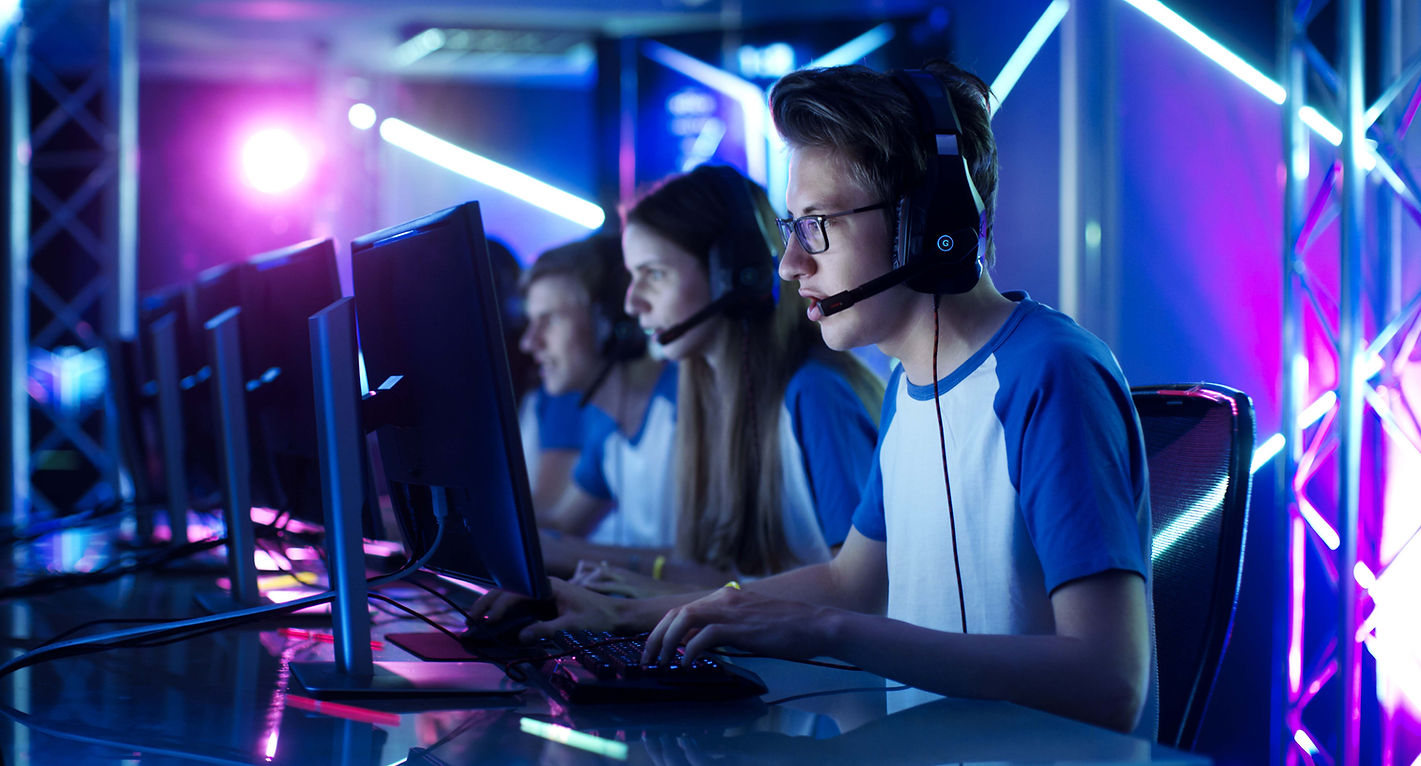 Personnes jouant à des jeux sur ordinateur