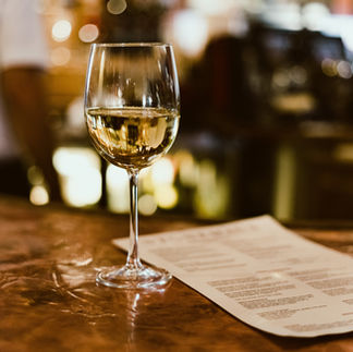 Un verre de vin posé au comptoire du Bar Flõ