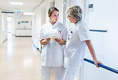Personal hospitalario conversando