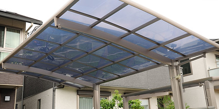 閑静な住宅街のカーポート