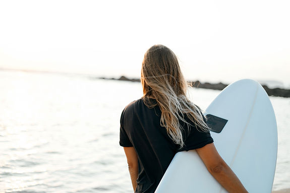 Surfer avec planche de surf