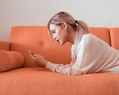 Akıllı Telefon Kullanan Kadın