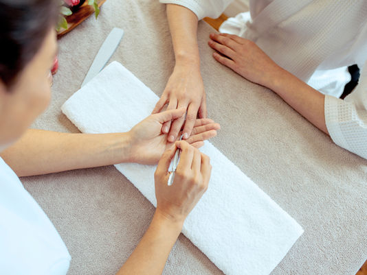 Alumnas aprendiendo en academia de uñas en Buenos Aires - curso presencial de nail tech