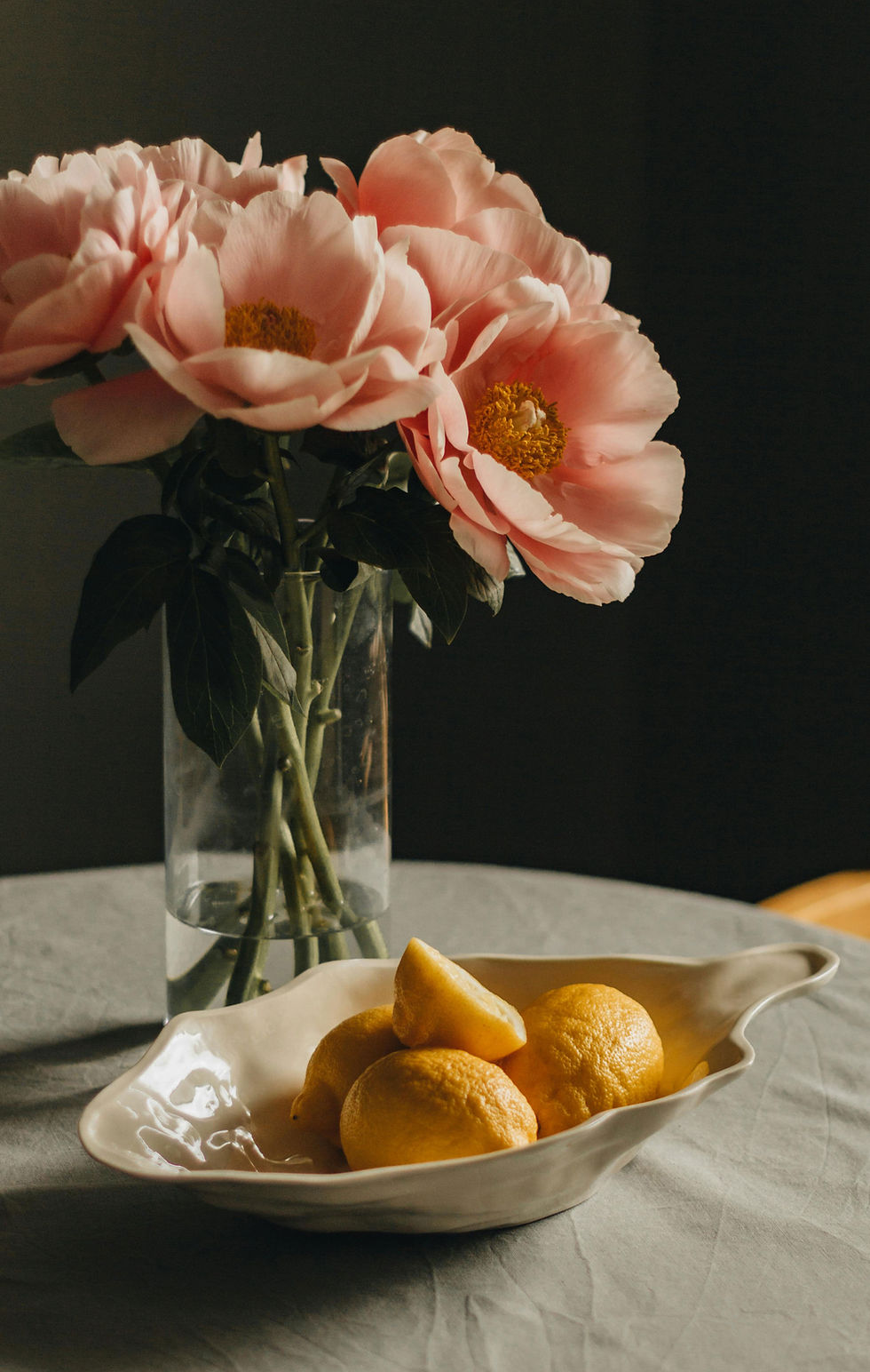 Rosane Blumen in einer Glasvase.