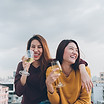 兩個女孩喝酒