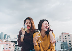 Duas raparigas a beber vinho