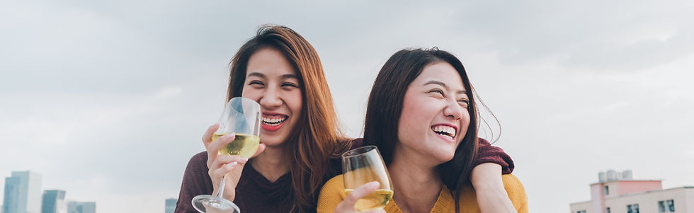 Deux filles qui boivent du vin