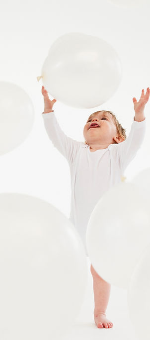 Un enfant épanoui qui joue avec des ballons