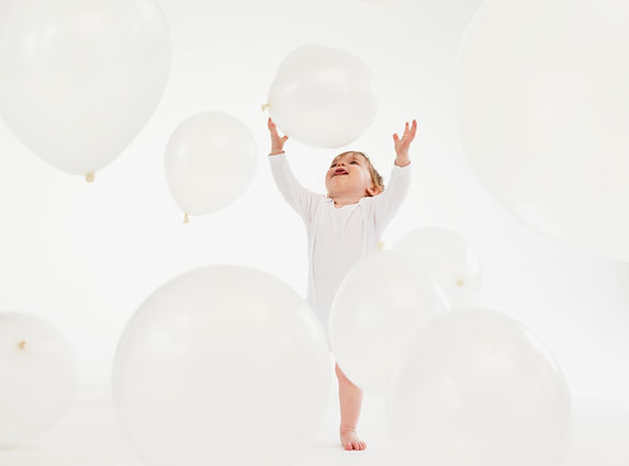 Spielen mit weißen Luftballons