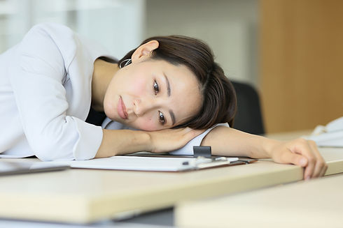 悩む女性