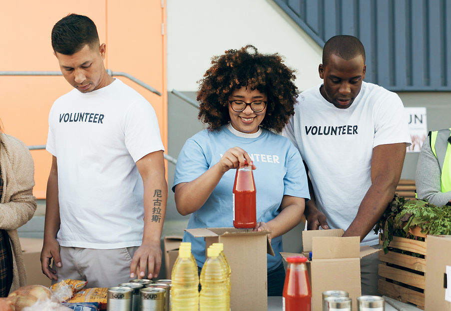 Voluntarios empaquetando cajas