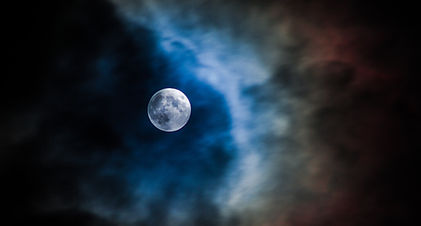 Mond durch Wolken