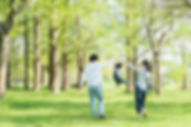 公園で遊ぶ親子
