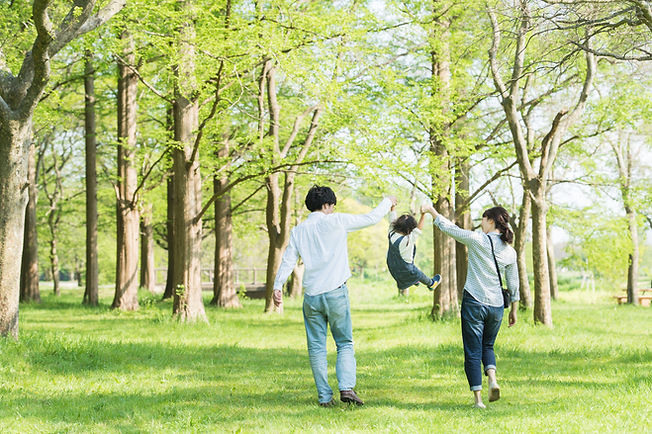 公園で遊ぶ親子