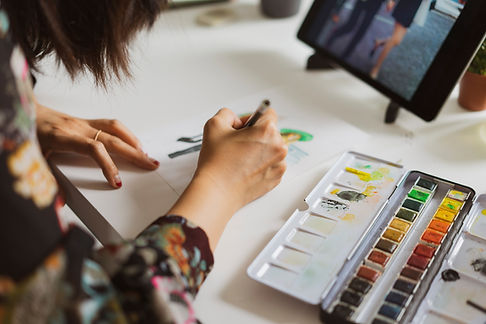 Anais en train de dessiner à l'aquarelle