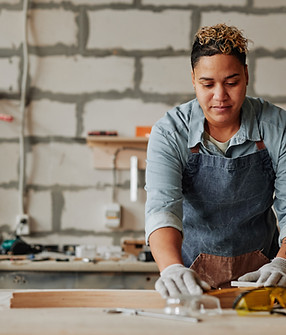 Carpintero en el taller