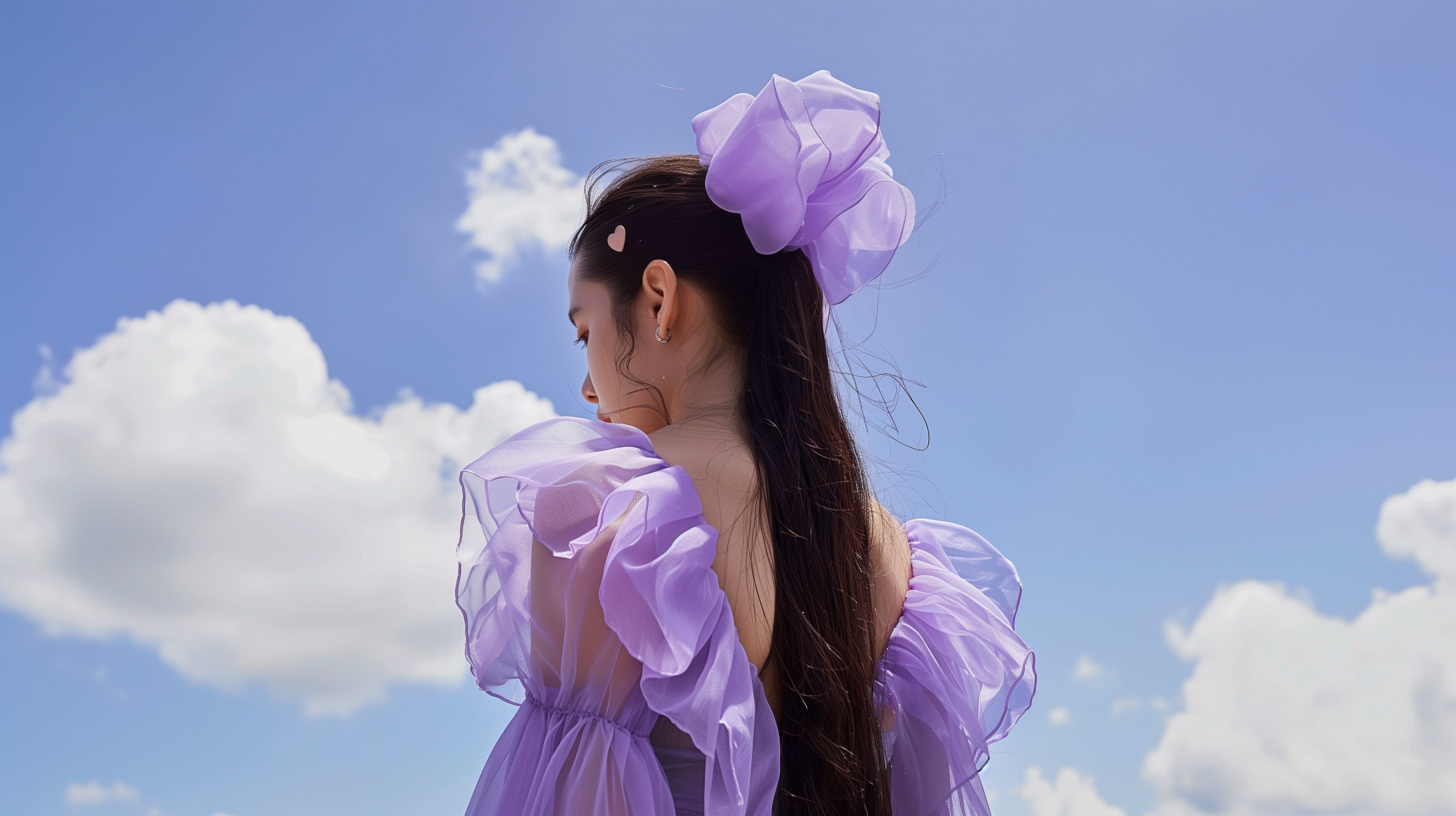 Mulher de vestido roxo