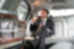 Beber en un coche de lujo
