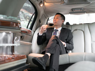 Lüks VIP Transfer ile içeceğini içerken seyahat eden kişi