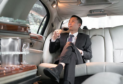 Boire dans une voiture de luxe