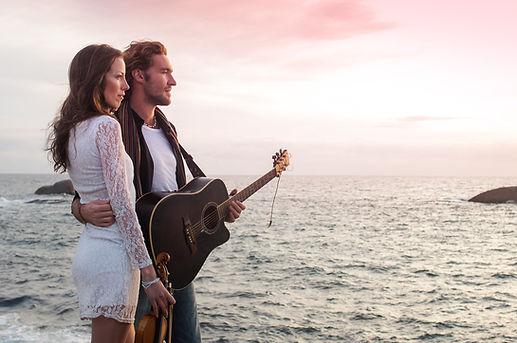 Coppia in riva all'oceano