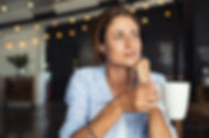 Frau, die Kaffee hat