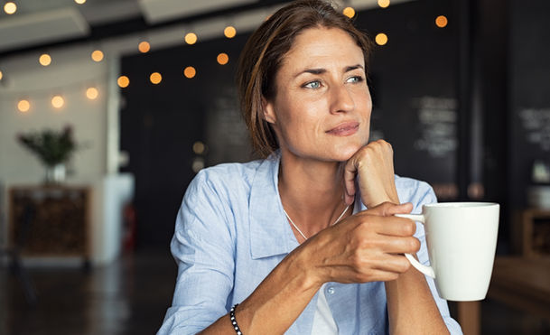 Frau, die Kaffee hat