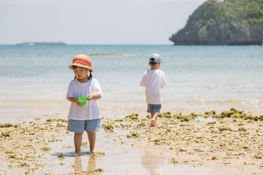 浜辺で砂遊びをする子供たち