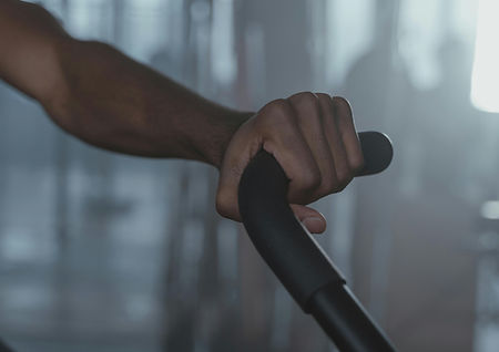 Hand am Fitnessstudio-Griff