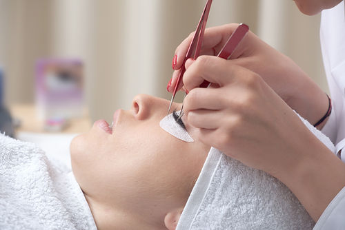 Professionelle Anbringung falscher Wimpern