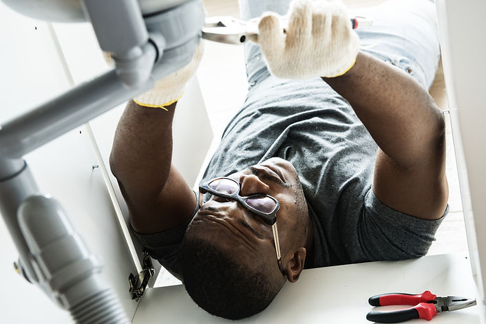 Plombier au travail