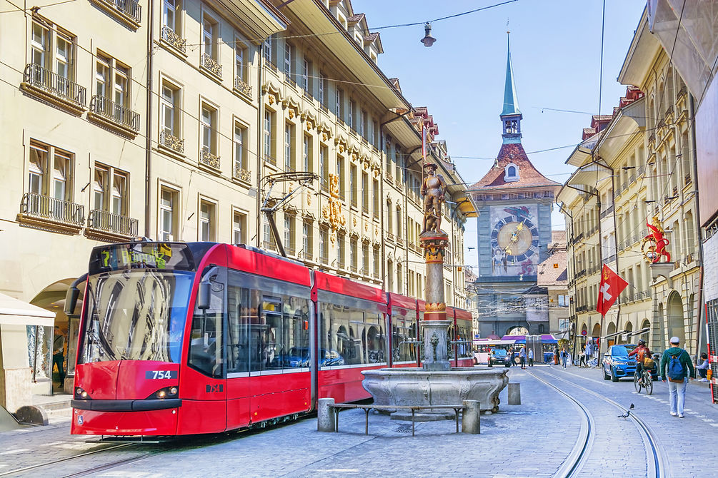 Straßenbahn mit Springbrunnen