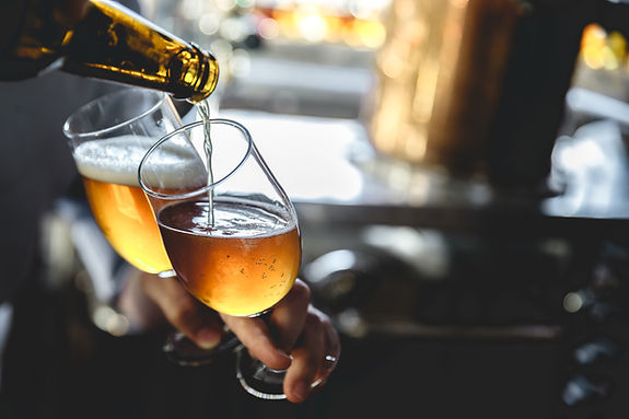 ビールを注ぐ