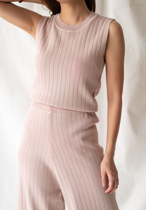 Mulher com roupa rosa