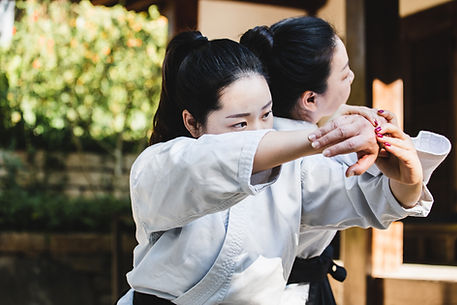 Übendes Karate der Frau