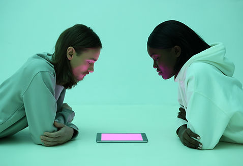 Personen, die ein Tablet verwenden