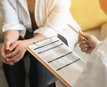 클립보드를 든 치료사