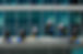 gesicherte Arbeiter putzen Fassade