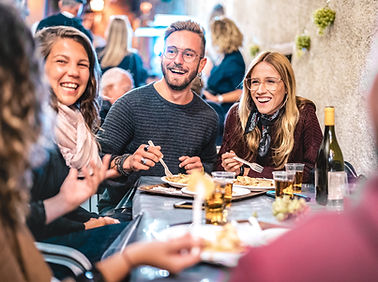 Über ein Gespräch lachen