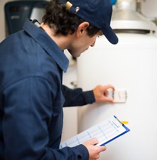 Plombier inspectant la chaudière
