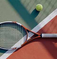 Raquette et balle de tennis
