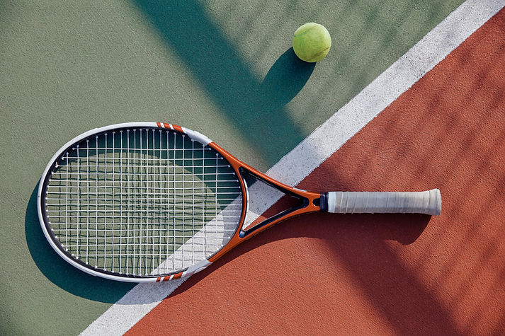 Raquete e bola de tênis