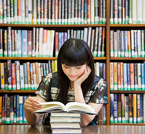 Bücher in der Bibliothek lesen