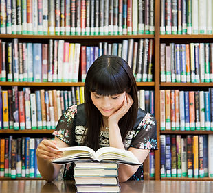 Leer libros en la biblioteca